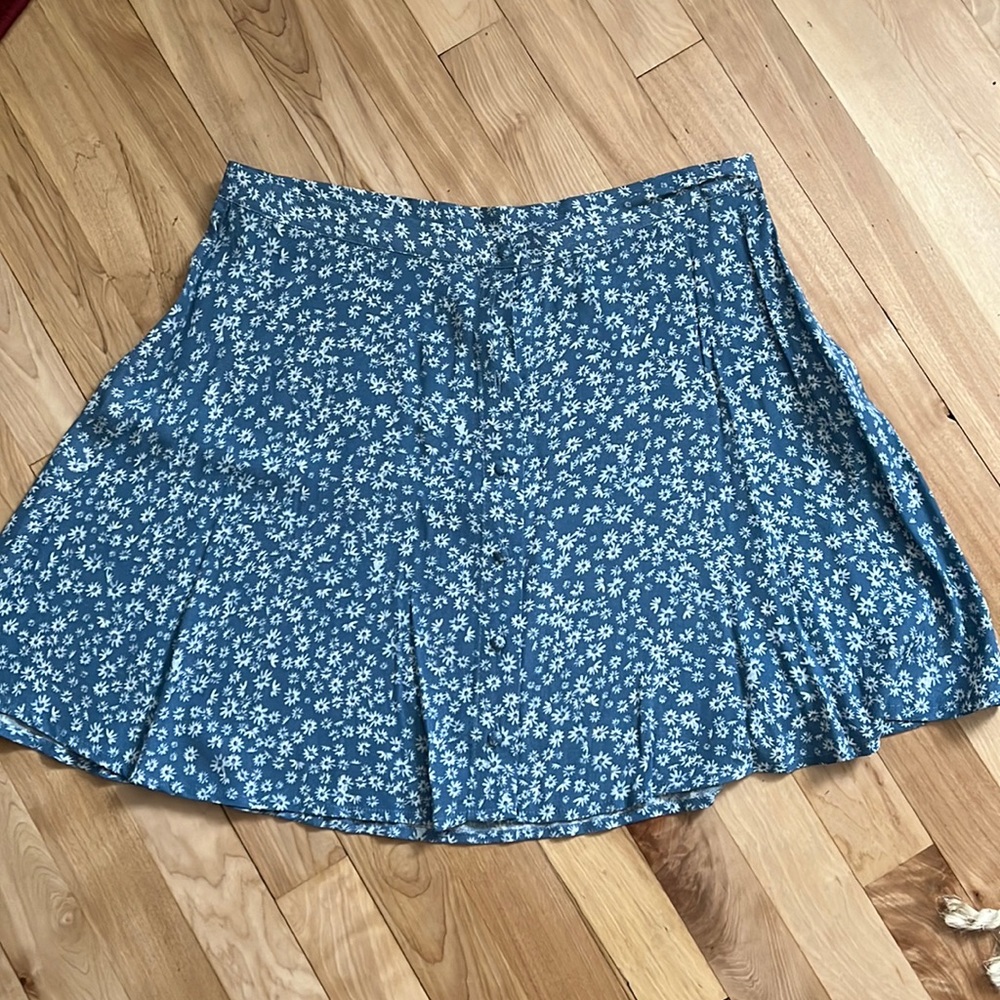 brand new blue and white daisy patterned flowy skirt